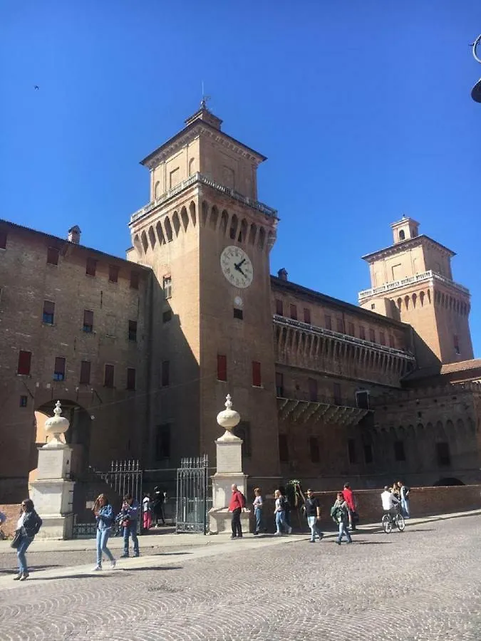 Appartamento A due passi dal Castello Ferrara 0*,  Italia